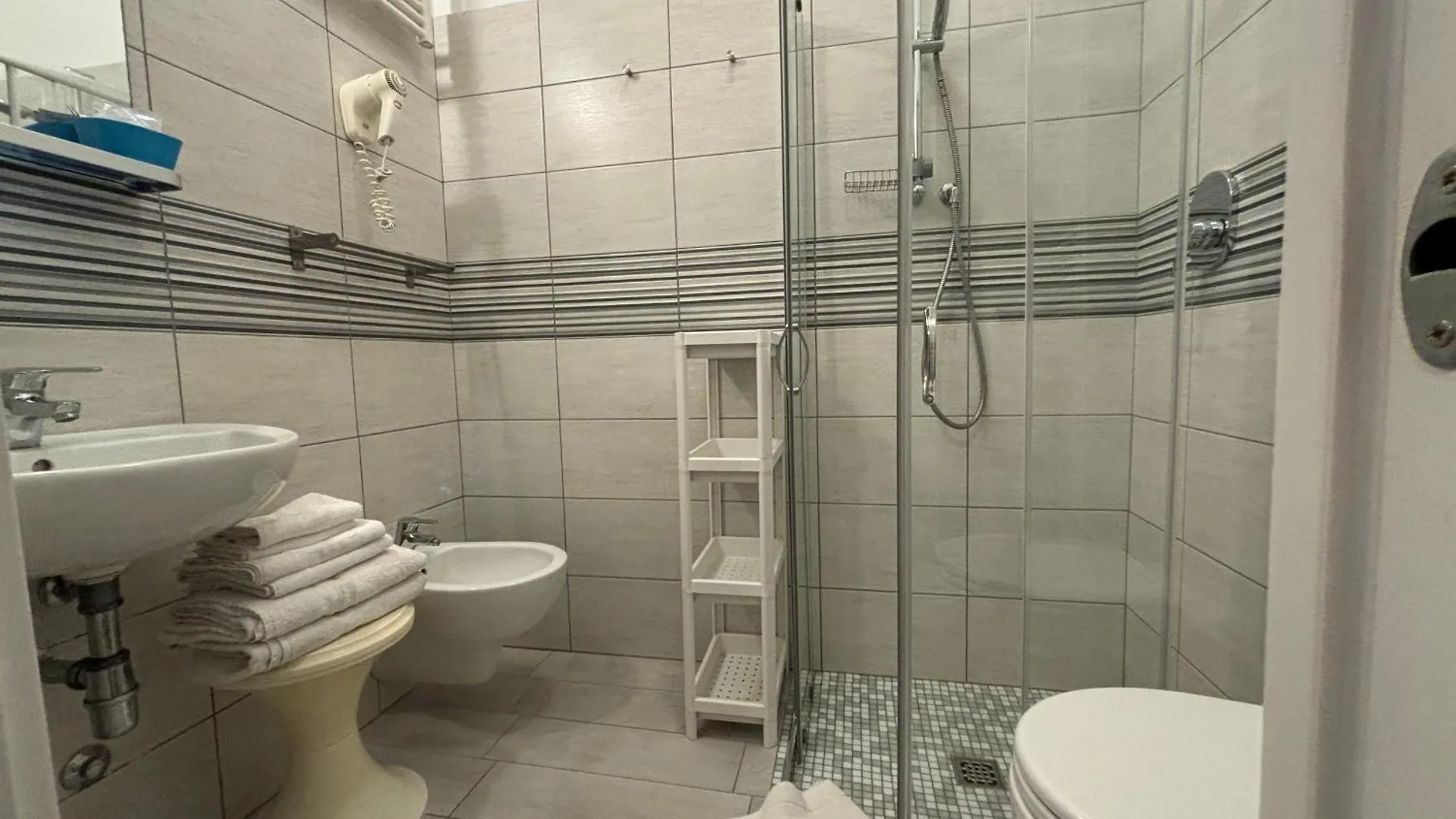Hotel Iride Suite & Breakfast- Ideale Per Famiglie E Coppie Riccione 2*,