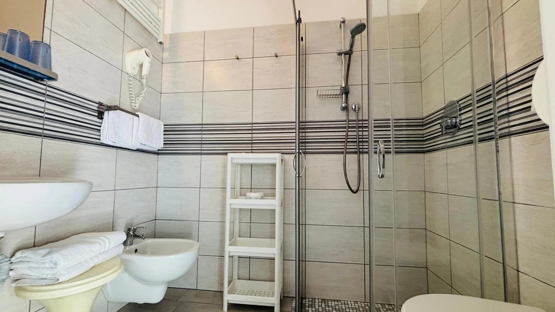 **  Hotel Iride Suite & Breakfast- Ideale Per Famiglie E Coppie Riccione Italy